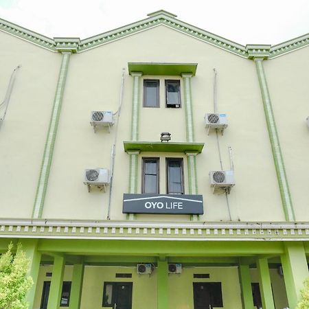 Oyo Life 2508 Alba Suites Homestay Syariah Тулунгагун Екстериор снимка