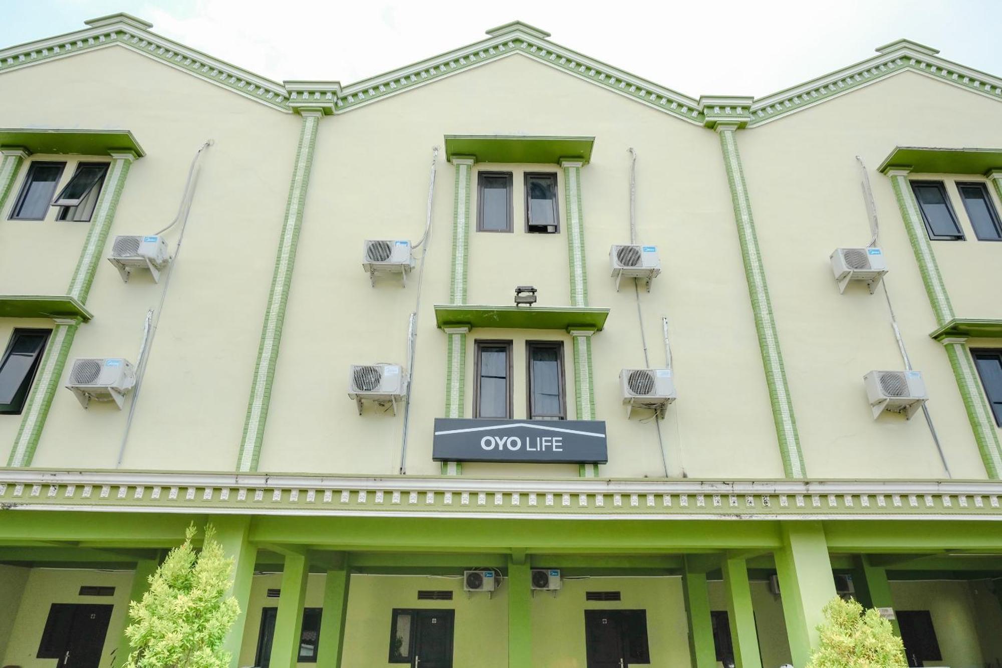 Oyo Life 2508 Alba Suites Homestay Syariah Тулунгагун Екстериор снимка